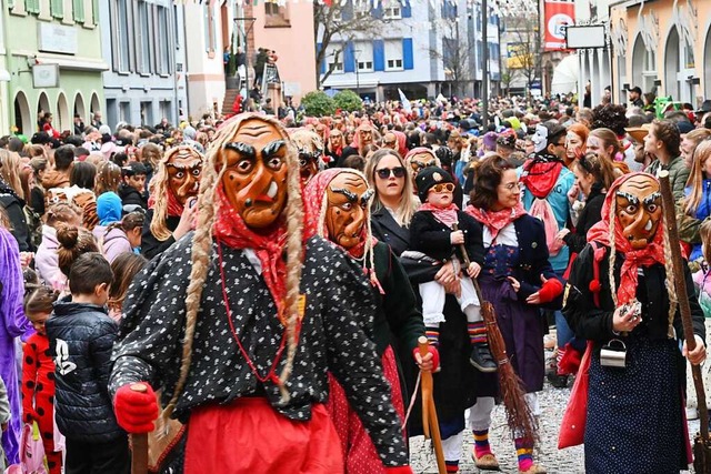 Rund 20.000 Zuschauerinnen und Zuschau...ntag die Umzugsstrecke in Emmendingen.  | Foto: Markus Zimmermann