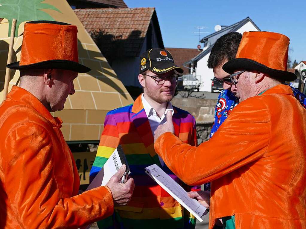 Wen whlt das Volk? Selbst Alexander Pfliegensdrfer (Zweiter von rechts),  Brgermeister in spe, votierte fr den „Wahren Elfer“ an der Spitze im Rathaus Wutach.