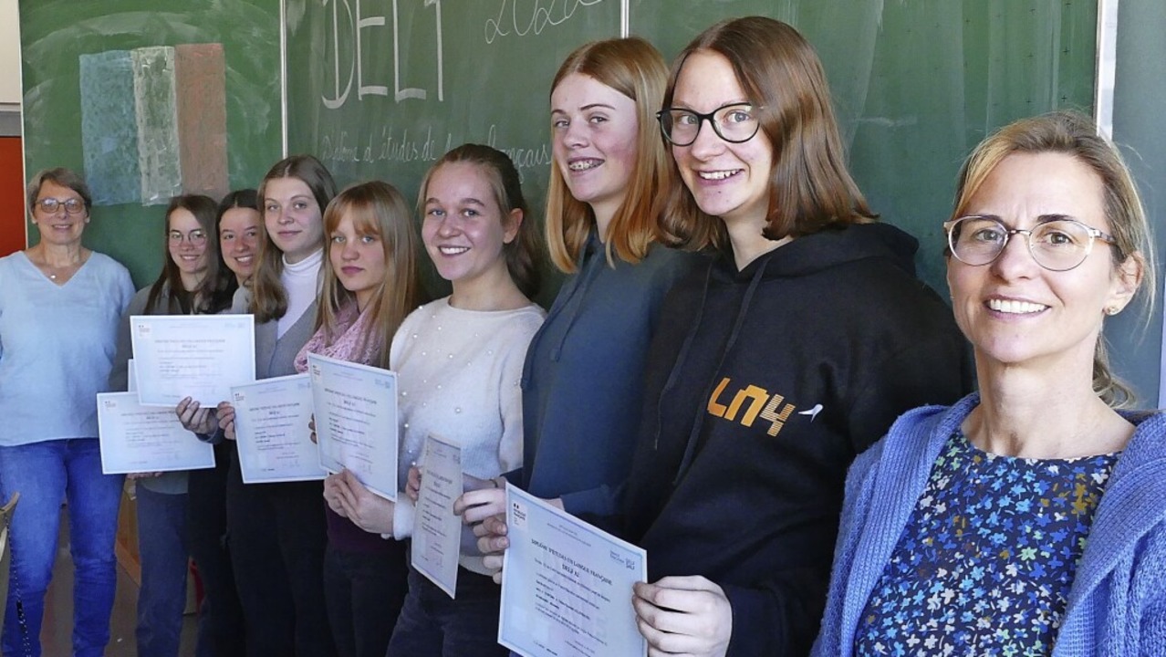 Sieben der acht Absolventinnen mit ihr...nnen Jutta Binder und Ines Vinaricky.   | Foto: Florian Schmieder
