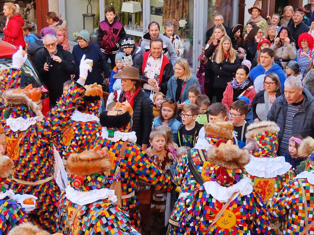 Hoch her ging es am Dienstagnachmittag beim Marsch der Narronen und dem traditionellen Narrolaufen in Laufenburg.