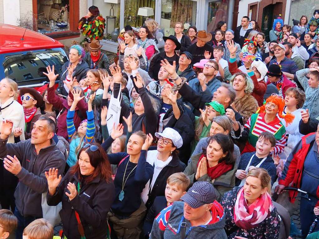 Hoch her ging es am Dienstagnachmittag beim Marsch der Narronen und dem traditionellen Narrolaufen in Laufenburg.