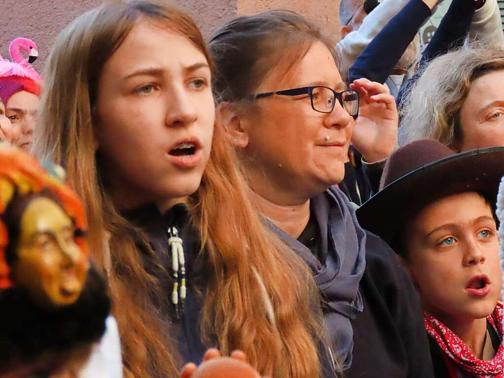 Hoch her ging es am Dienstagnachmittag beim Marsch der Narronen und dem traditionellen Narrolaufen in Laufenburg.