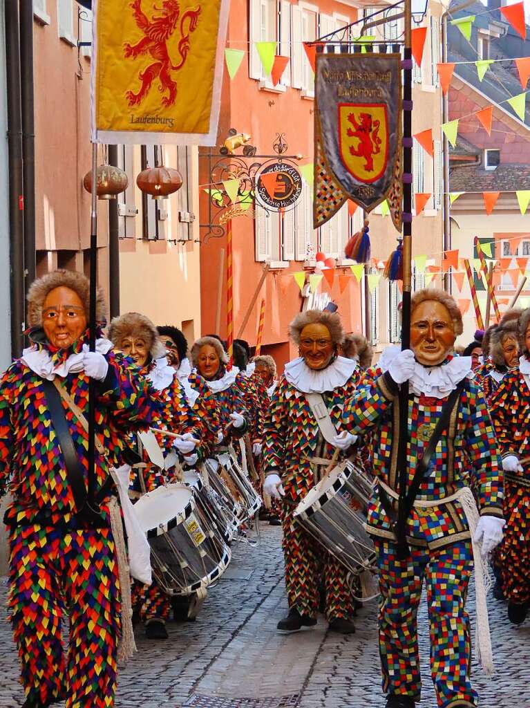 Hoch her ging es am Dienstagnachmittag beim Marsch der Narronen und dem traditionellen Narrolaufen in Laufenburg.