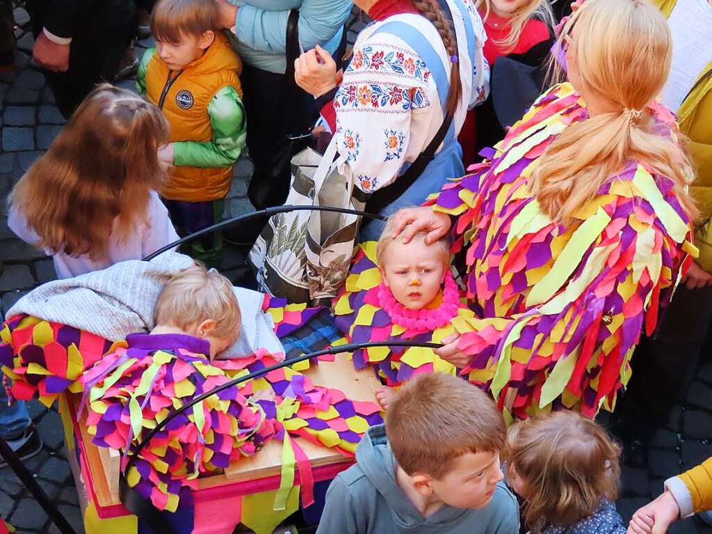 Hoch her ging es am Dienstagnachmittag beim Marsch der Narronen und dem traditionellen Narrolaufen in Laufenburg.