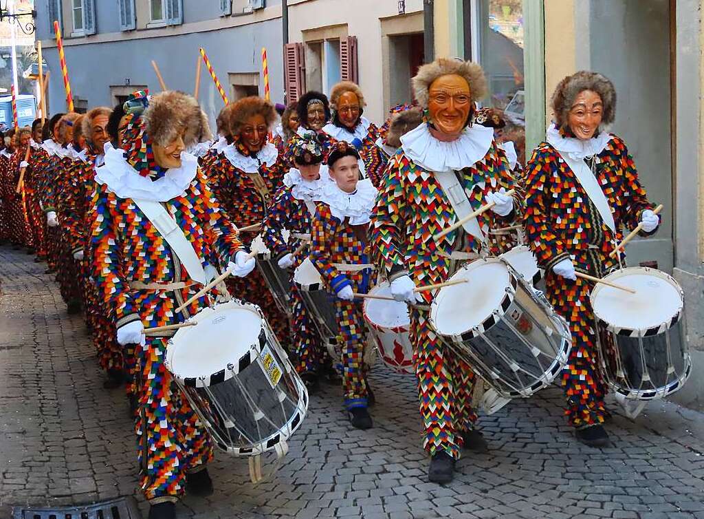 Hoch her ging es am Dienstagnachmittag beim Marsch der Narronen und dem traditionellen Narrolaufen in Laufenburg.