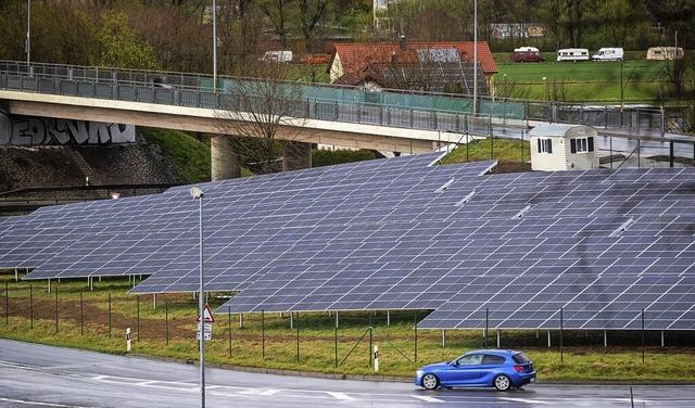 Solaranlagen am Straenrand, wie hier ...U-Kreistagsfraktion auch im Landkreis.  | Foto: Christoph Schmidt (dpa)