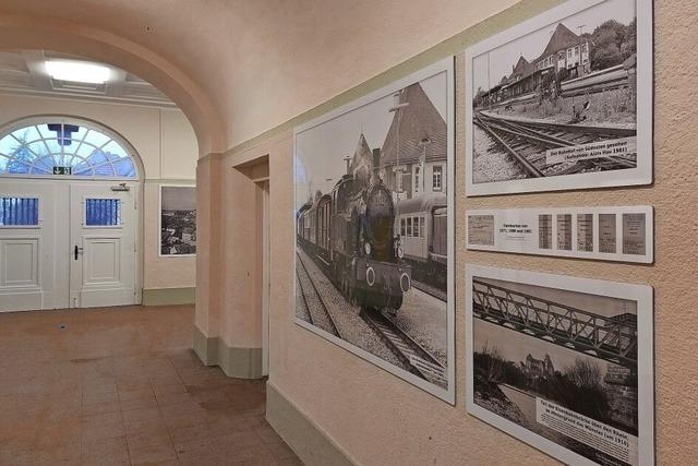 Wartehalle empfngt Besucher mit alten Fotos