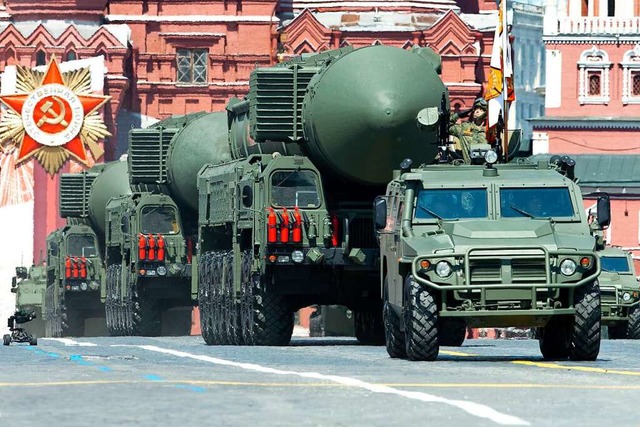 Russische Atomwaffen im Jahr 2020 auf einer Parade in Moskau  | Foto: Alexander Zemlianichenko (dpa)