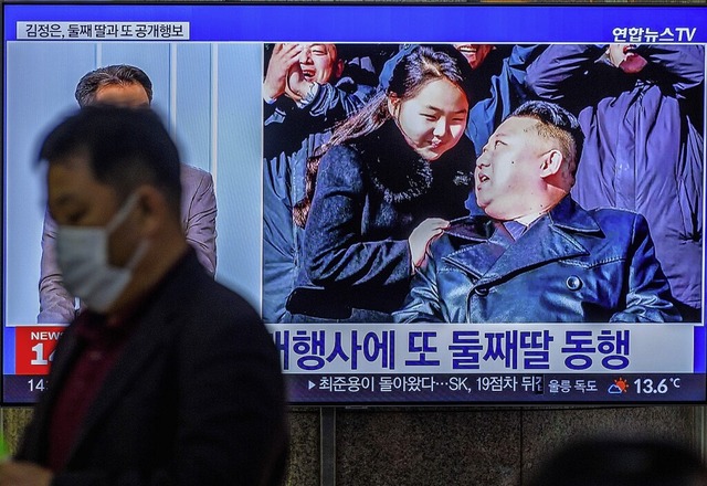 Ein PR-Coup: Der Diktator erscheint in Gegenwart der Tochter frsorglich.  | Foto: IMAGO/Kim Jae-Hwan