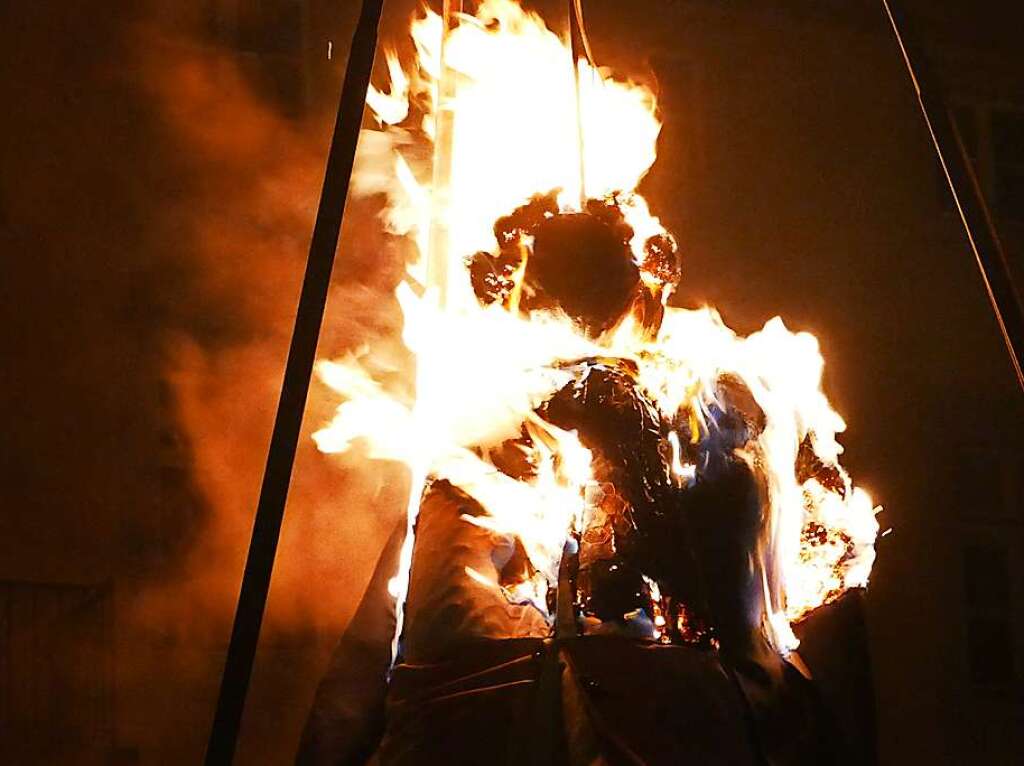 Lichterloh in Flammen stand der Bg. Die Fasnacht ist vorbei.