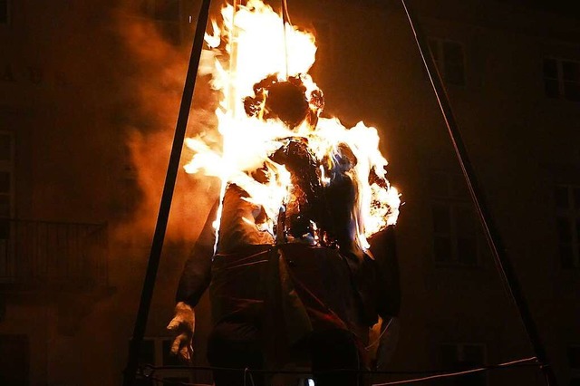 Lichterloh in Flammen stand der Bg. Die Fasnacht ist vorbei.  | Foto: David Pister