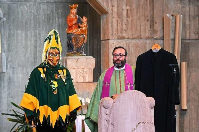 Denzlinger Narren ziehen in die Kirche ein