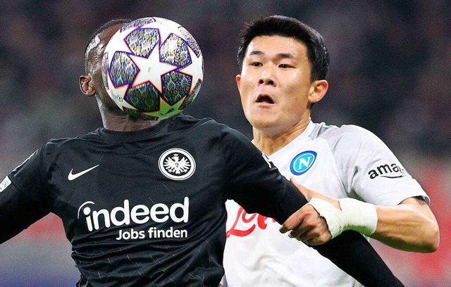 Eintracht-Star Kolo Muani und Neapels Kim im Kampf um den Ball.  | Foto: DANIEL ROLAND (AFP)