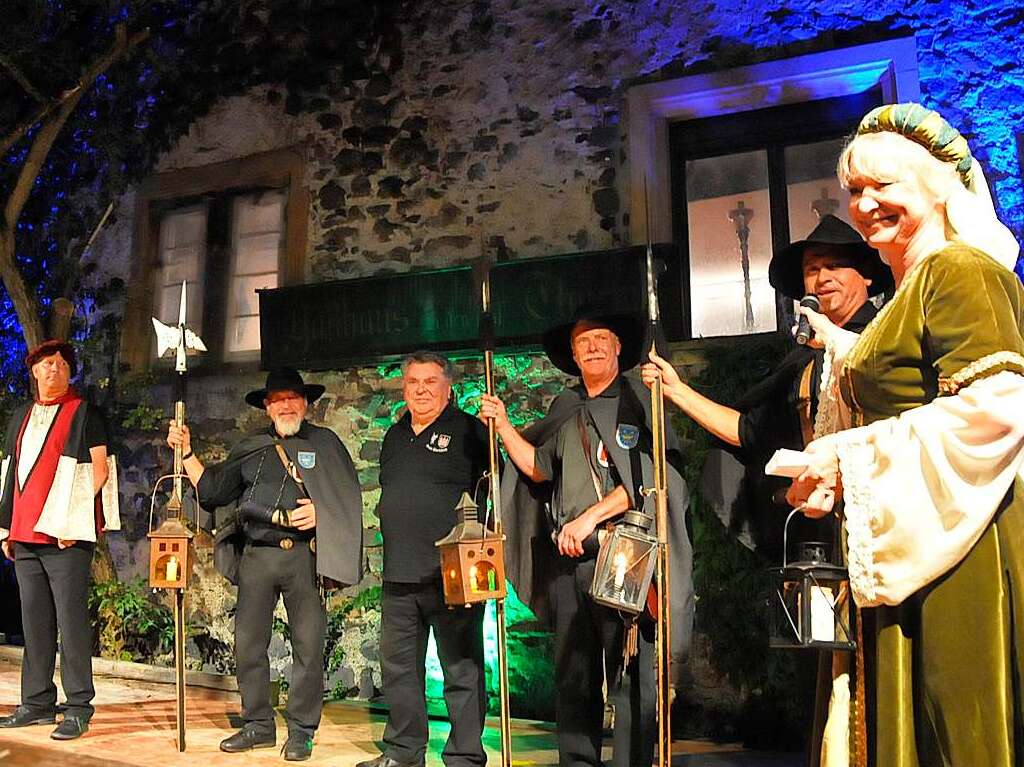 Mit Niveau und Narretei lebte in Burkheim die Fasnettradition wieder auf. Einer der Hhepunkte war der stark besuchte Zunftabend mit  Beitrgen von 60 Mitwirkenden. Motto: „Jetz isch Schloss mit luschdig“