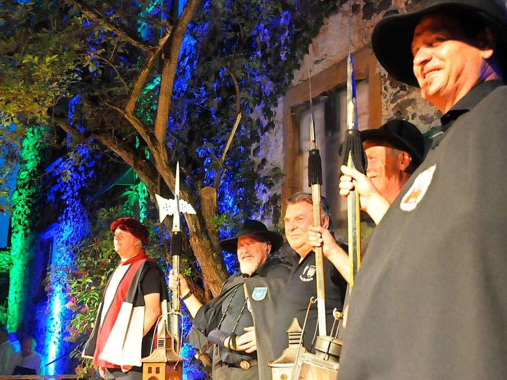 Mit Niveau und Narretei lebte in Burkheim die Fasnettradition wieder auf. Einer der Hhepunkte war der stark besuchte Zunftabend mit  Beitrgen von 60 Mitwirkenden. Motto: „Jetz isch Schloss mit luschdig“