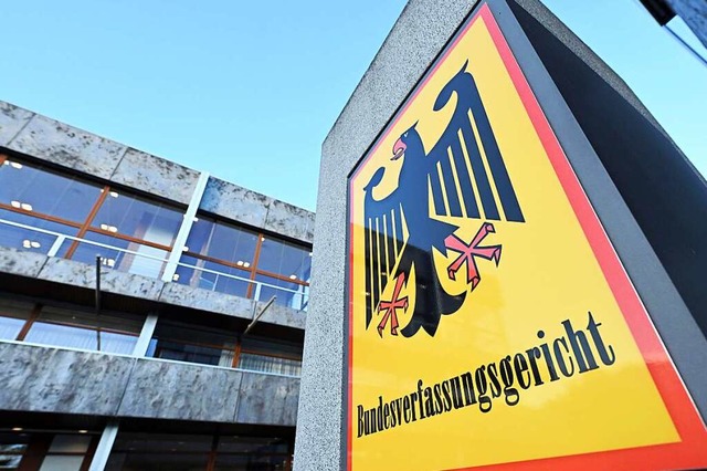 Ein Hinweisschild mit Bundesadler und ...Bundesverfassungsgericht in Karlsruhe.  | Foto: Uli Deck (dpa)