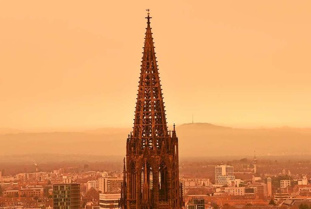 Im Mrz 2022 frbte der Staub aus der ...a den Himmel ber Freiburg orangegelb.  | Foto: Rita Eggstein