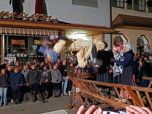 Salti, Seniorinnenpyramiden und andere...re Stunts beim Altwiiberrenne in Zell.  | Foto: Timo Philipp