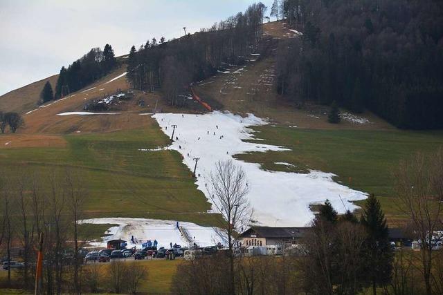 In Bernau wird auf dem letzten Schneerest noch Ski gefahren