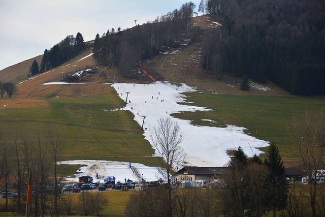 Noch luft die Wintersaison am Bernaue...t lngst nicht mehr die gesamte Piste.  | Foto: Sebastian Barthmes