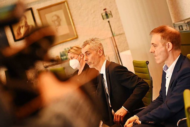 Oberbrgermeister Jrg Lutz (r.), Wohn...er bei der Pressekonferenz am Mittwoch  | Foto: Jonas Hirt