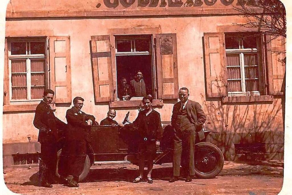 Gesellschaft vor dem Gasthaus zum Prinzen (1910) (Foto: Manfred Eble)