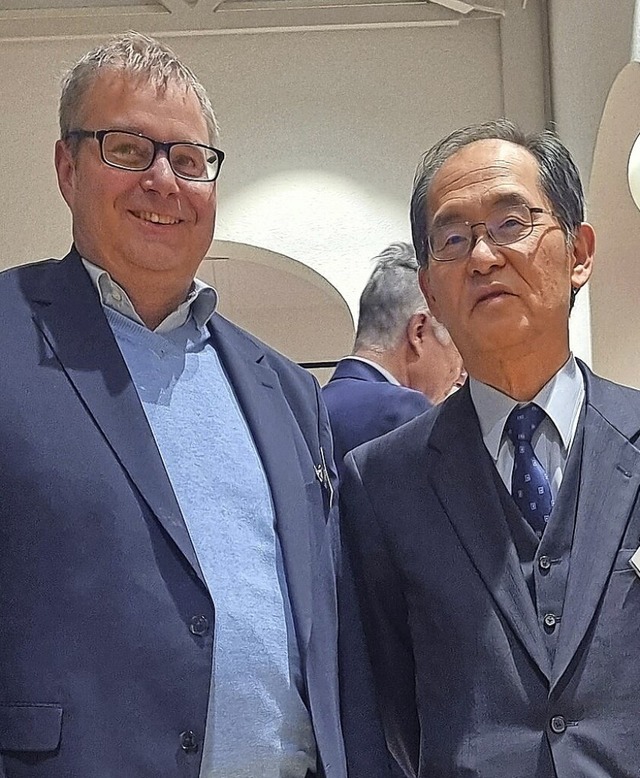 Botschafter Hidenao Yanagi im Gesprch mit Brgermeister Alexander Guhl   | Foto: Roland Baumgartner
