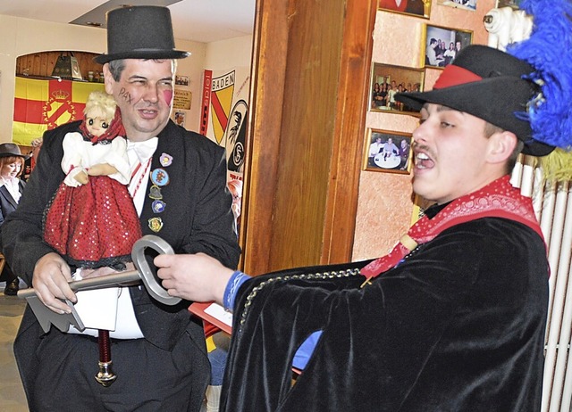 Obernarr Julian Seckinger (rechts) gib...sel an Burgi Peter Schelshorn zurck.   | Foto: Edgar Steinfelder