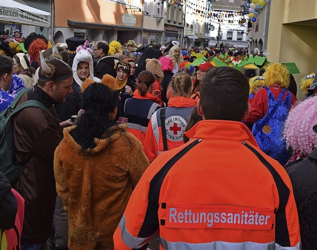 Die Fustreife des DRK begab sich in d...ch ins Getmmel, es bliebt aber ruhig.  | Foto: DRK Kreisverband Waldshut