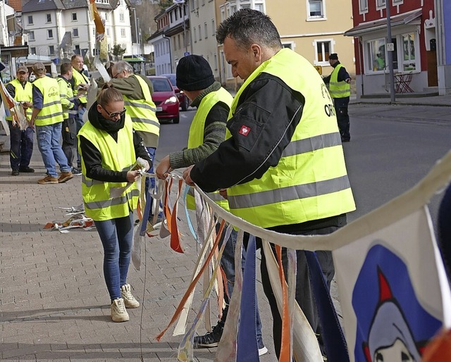 Handarbeit ist beim Bergen der Bonndor...Abhngen auf Schablonen aufgeschossen.  | Foto: Stefan Limberger-Andris