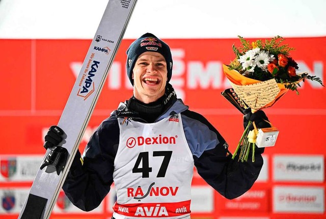 Andreas Wellinger strahlt vor Glck na... Das hat man lange nicht mehr gesehen.  | Foto: DANIEL MIHAILESCU (AFP)