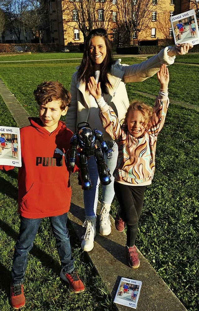 Sina Spinner mit zwei jungen VHS-Teilnehmern.   | Foto: VHS