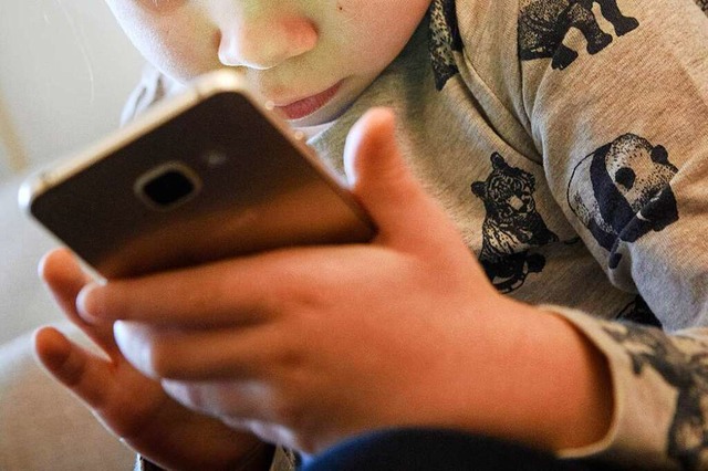 Kinder mit Smartphone brauchen Untersttzung.  | Foto: Hans-Jrgen Wiedl