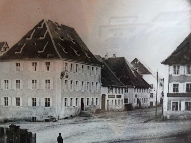 Auf diesem Foto (etwa um 1880) sieht m...Krone, rechts das sptere Caf Butsch.  | Foto: Roland Weis