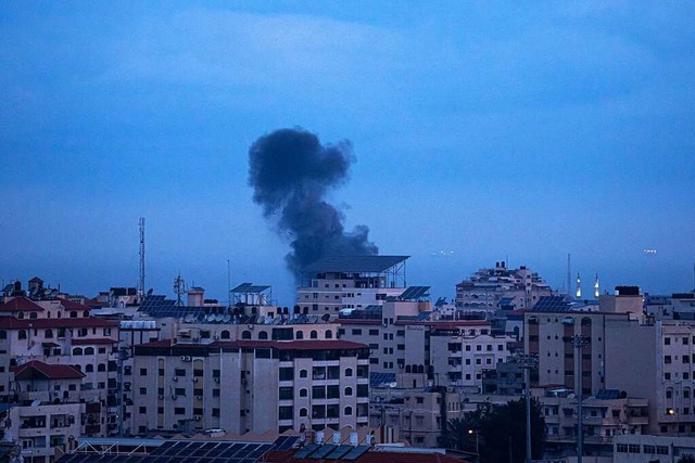 Rauch steigt nach einem Luftangriff im westlichen Gazastreifen auf.  | Foto: Fatima Shbair (dpa)