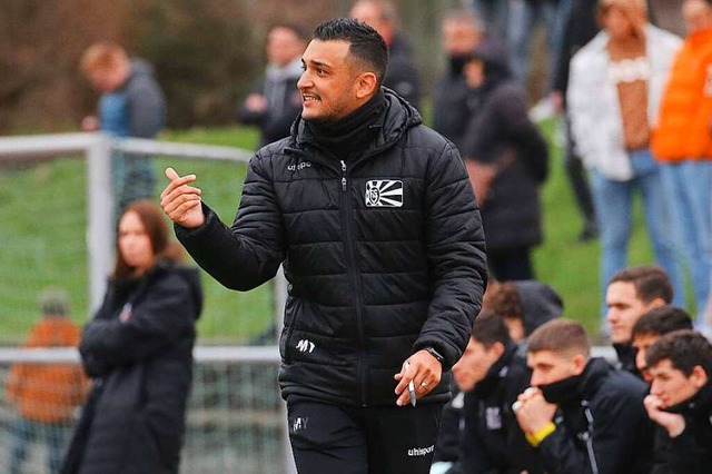 Engagiert an der Seitenlinie: Marcel Yahyaijan, der Trainer der Nullachter.  | Foto: IMAGO/Julia Rahn