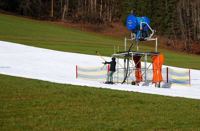 Ein Skifahrer fhrt bei schnem Wetter...tten Anfang Januar unter Schneemangel.  | Foto: Sven Hoppe (dpa)