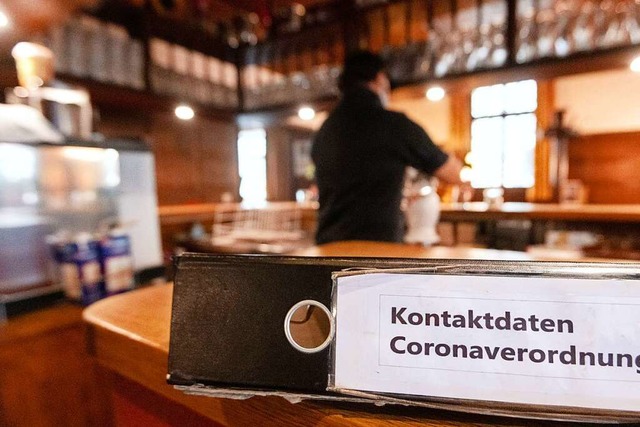 Wissen Sie noch? Lange Zeit mussten Ko...r Gastronomie von Hand erfasst werden.  | Foto: Marijan Murat (dpa)