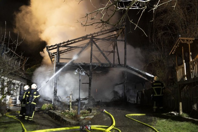 Die Feuerwehrleute konnten den Schaden am Haus in Grenzen halten.  | Foto: Volker Mnch