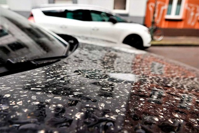 Auf der Motorhaube kann Saharastaub zum Problem werden.  | Foto: Sophie Brssler (dpa)