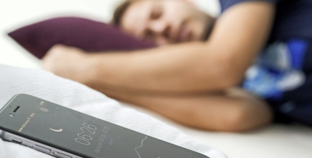 Das Smartphone neben dem Kopfkissen is...e so gute Idee zur Schlafverbesserung.  | Foto: Karolin Krmer (dpa)
