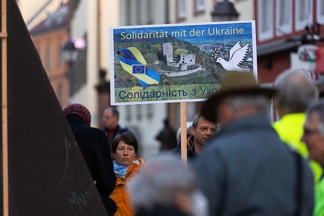 Eine Woche nach dem Angriff versammelt...auchten ihre Solidaritt zum Ausdruck.  | Foto: Patrik Mller