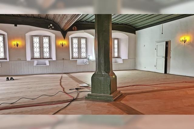 Der neue Parkettboden im Rittersaal von Schloss Beuggen erinnert an die Deutschordensritter
