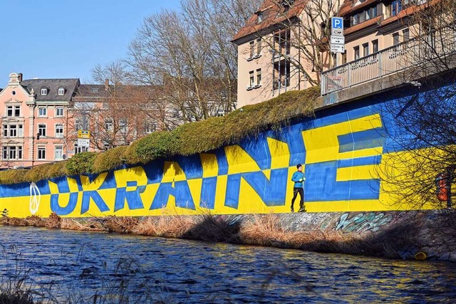 Kurz nach Kriegsbeginn tauchte das Graffito auf der Wand an der Dreisam auf.   | Foto: Thomas Kunz