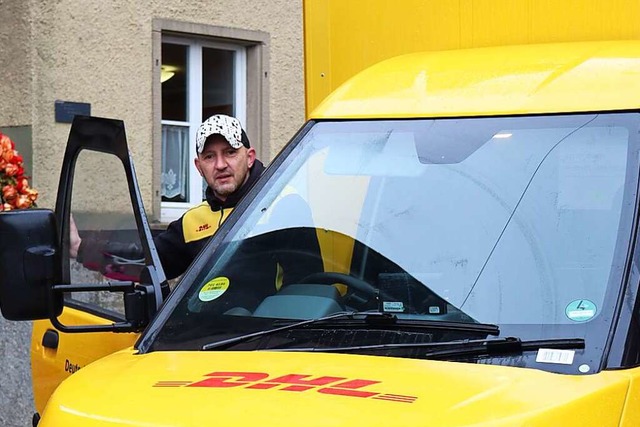 Mike Mutter,  Zusteller bei der Deutsc...ufenburg, mit dem rechtsgelenkten Auto  | Foto: Deutsche Post, DHL