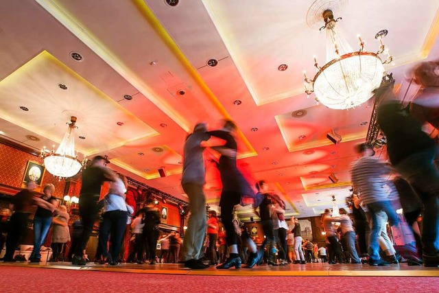 In 16 Slen tanzen tglich 1000 Besucher beim Euro-Dance-Festival.  | Foto: Philipp von Ditfurth (dpa)