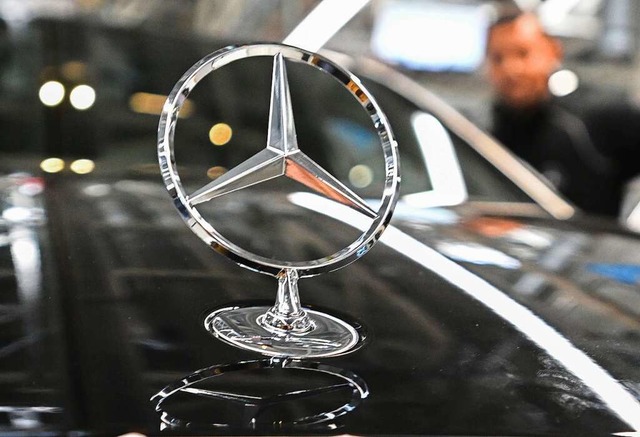 Auf dem Weltmarkt sind die Autos mit dem Stern beliebt.  | Foto: Bernd Weibrod (dpa)