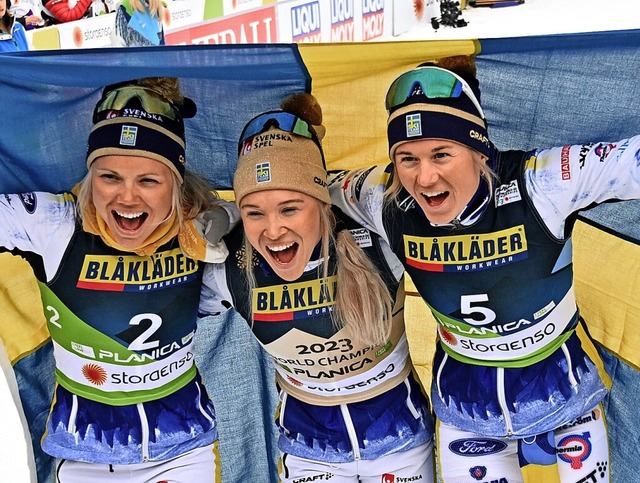 Sprint-Siegerin Jonna Sundling (Mitte)...d die Drittplatzierte  Maja Dahlqvist   | Foto: JOE KLAMAR (AFP)