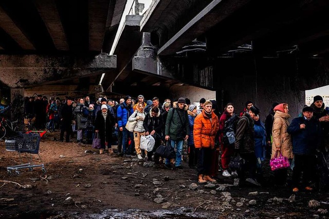 Terror gegen die Zivilbevlkerung: Men...z 2022 aus der umkmpften Stadt Irpin.  | Foto: DIMITAR DILKOFF (AFP)