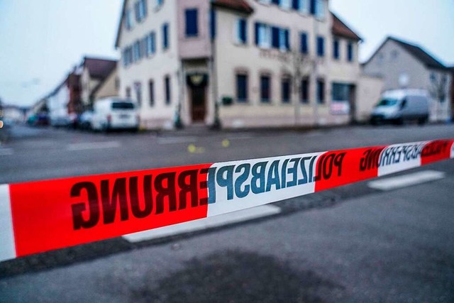 Eislingen: Ein Abperrband der Polizei ist an einer Strae zu sehen.  | Foto: Kohls (dpa)